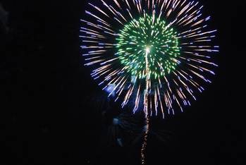 松江水郷祭の花火（緑青）