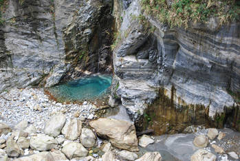 太魯閣（たろこう）の大理石と水